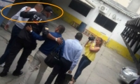 A la izquierda se ve el momento en el que ingresa el Nene Pérez a las instalaciones de la Fiscalía.