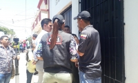En los exteriores de la residencia del 'Nene' Pérez los agentes del CTI esperan la salida del alcalde cienaguero.