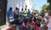 A diario cientos de venezolanos se apostan a las afueras del San Juan de Dios a pedir un plato de comida.