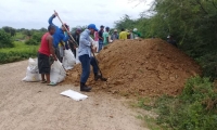 El muro de contención está siendo construido con el apoyo de la comunidad de Plato.