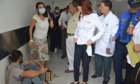 La gobernadora Rosa Cotes y el gerente del hospital Fernando Troconis atendieron las quejas de los pacientes en la unidad de urgencias.