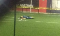 Cuerpo del hombre sobre la cancha donde jugaba.