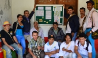 Líderes veredales de la zona alta de Minca, en Santa Marta, conformaron el comité editorial del periódico mural para organizar la información institucional y comunitaria.