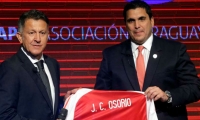 Juan Carlos Osorio recibiendo la camisa de la selección paraguaya.