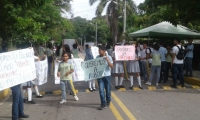 Protestas en vía a Minca, por parte de comunidad que exige la aparición del menor Alberto Cardona Sanguino.