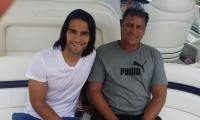 El jugador Radamel Falcao García junto a su padre Radamel García King.