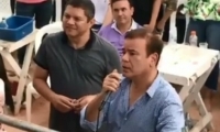 Ivan Villazon hablandole a Poncho Zuleta en medio de una presentación 