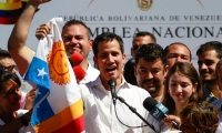 Guaidó dijo a periodistas que la versión oficial demuestra que Maduro "ya no controla las Fuerzas Armadas".