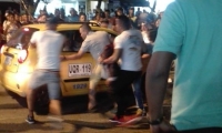 La víctima fue trasladada en un taxi a la Clínica Bahía, donde horas después falleció. 