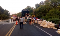 El tractocamión cargada arroz, una parte se incendió, otra se salvó y otra la cargó la comunidad. 