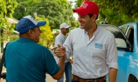 El Mello reunido con simpatizantes de su campaña.