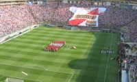 El estadio más grande de Perú, el Monumental de Lima, su capital, tiene capacidad para 80.093 espectadores y pertenece al club Universitario de Deportes.