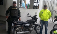 Motocicleta recuperada por la Policía en Santa Marta.