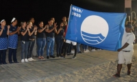Momento en que la Bandera Azul es presentada para ser izada en la playa del Zuana.