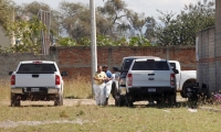 Peritos forenses en la finca donde fueron hallados los cuerpos.