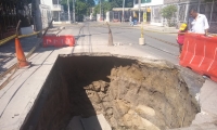 Hueco en el pavimento en calle principal de Villa Alejandría 