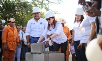 La Gobernadora puso la primera piedra de los parques. 