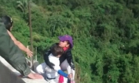 Mujer se lanza de puente con su hijo de diez años en brazos, en Ibagué, Tolima.