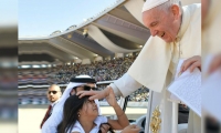 Gabriela, la niña colombiana que burlo la seguridad del Papa