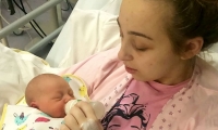 Joven madre y su hija. La mujer no supo que estaba embarazada, hasta  que dio a luz estando en coma.