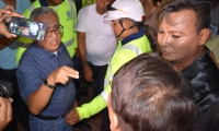 Momento en que el secretario Adolfo Bula discutía con los organizadores del evento gay.