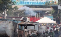 anifestantes se enfrentan con la Guardia Nacional Bolivariana en el lado colombiano del Puente Internacional Simón Bolívar.