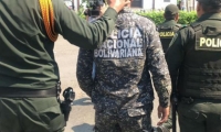 Policías colombianos acompañando a venezolanos