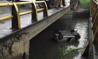 Accidente en Medellín; mujer pierde control de su vehículo y cae a quebrada La Iguaná
