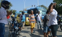 Pelea entre motociclista y taxista en la calle 30.