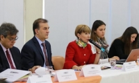 Ministra Alicia Arango en la reunión con las futbolistas.