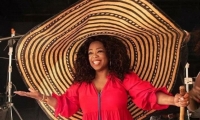 Oprah Winrey con el enorme sombrero vueltiao