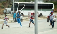 Enfrentamientos y hechos de intolerancia entre barras bravas a las afuera del estadio Sierra Nevada en Santa Marta