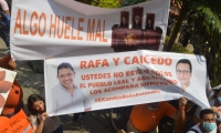 Los simpatizantes del alcalde de Rafael Martínez están a la espera de que concluya la audiencia de medida de aseguramiento.