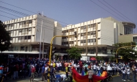 Cientos de personas se agolparon en las afueras del edificio Galaxia para manifestarles su respaldo al alcalde.