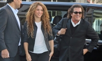 Shakira y Carlos Vives llegando al Tribunal español a defender la bicicleta