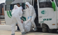 Momento en que hacen el levantamiento del cadáver del hombre asesinado.