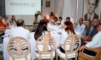 Reunión entre Gobernación, Directora del Fondo Nacional de Turismo y representantes del gremio hotelero.