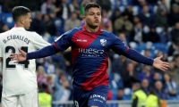 El delantero colombiano del Huesca Juan Camilo 'Cucho' Hernández celebra su gol ante el Real Madrid.