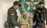 Abuelita beneficiada con un mercado.