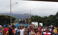 Cientos de venezolanos llegan a Colombia desesperados y pidiendo ayuda