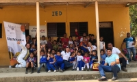 Estudiantes reciben kits escolares en la Lisa, zona rural de Bonda