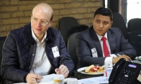 Emiro José Castro Meza (derecha) llegó con el alcalde (e) Andrés Rugeles. 