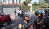 Agentes esperan para detener al expresidente peruano.