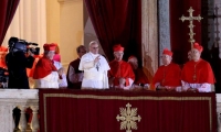 El cardenal argentino Jorge Mario Bergoglio (c) saluda desde el balcón tras ser elegido Papa en la plaza de San Pedro de la ciudad del Vaticano el 13 de marzo de 2013.