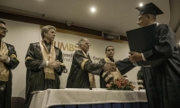 Exguerrillero recibiendo su diploma de bachiller.