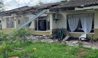 Los explosivos causaron daños en los techos y ventanas de las casas fiscales.
