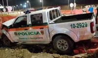 Así quedó la patrulla que chocó con un vehículo particular.