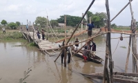 El puente artesanal colapsó y los estudiantes tienen que atravesar el caño en canoas y botes.