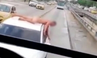 Capturan en video a hombre que va desnudo encima de carro en Barranquilla