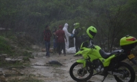 Policías en la diligencia de levantamiento del cadáver de la niña María José.